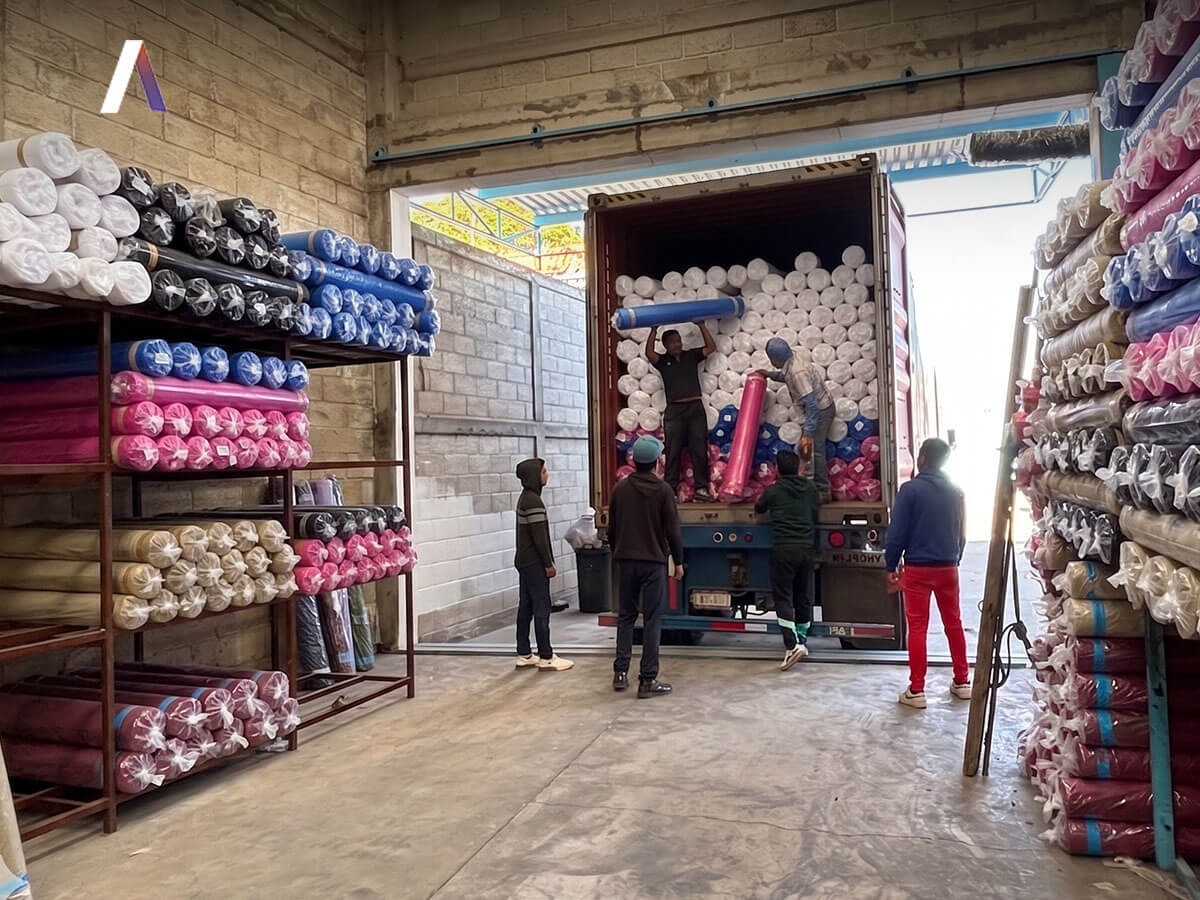 Rollos de tela embalados y listos para envío a todo México desde Arletex