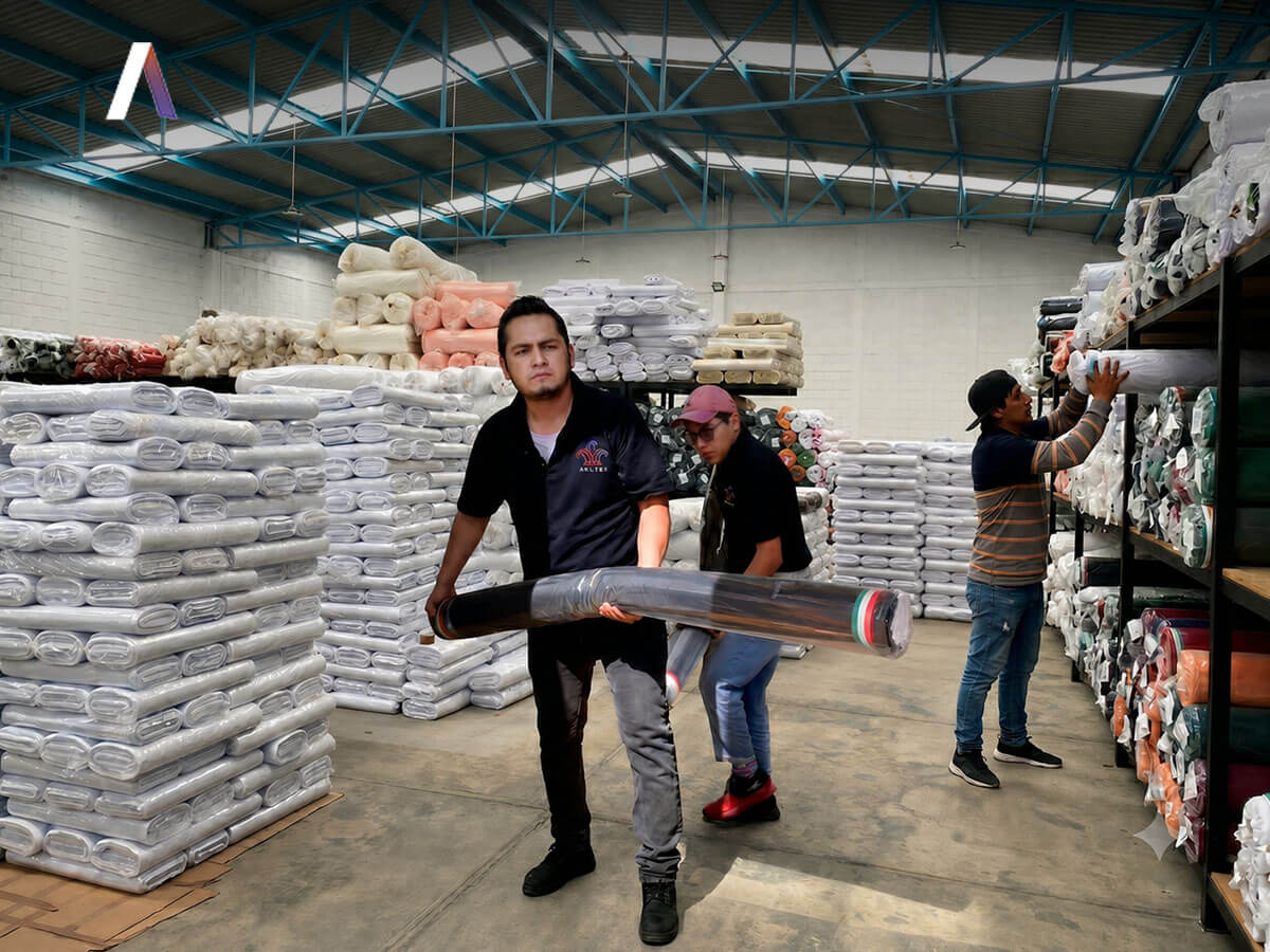 Fachada y equipo de Arletex en Tenancingo, Tlaxcala