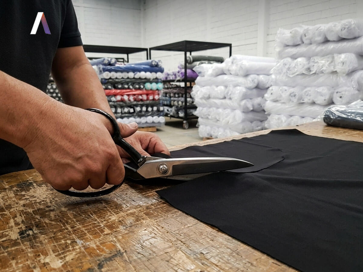 Mesa de corte y medición de telas en Arletex