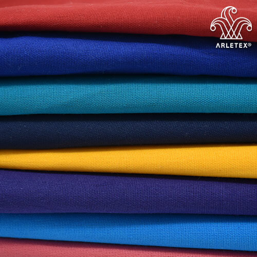 Tela manta de colores 100% algodón doblada en tonos sólidos